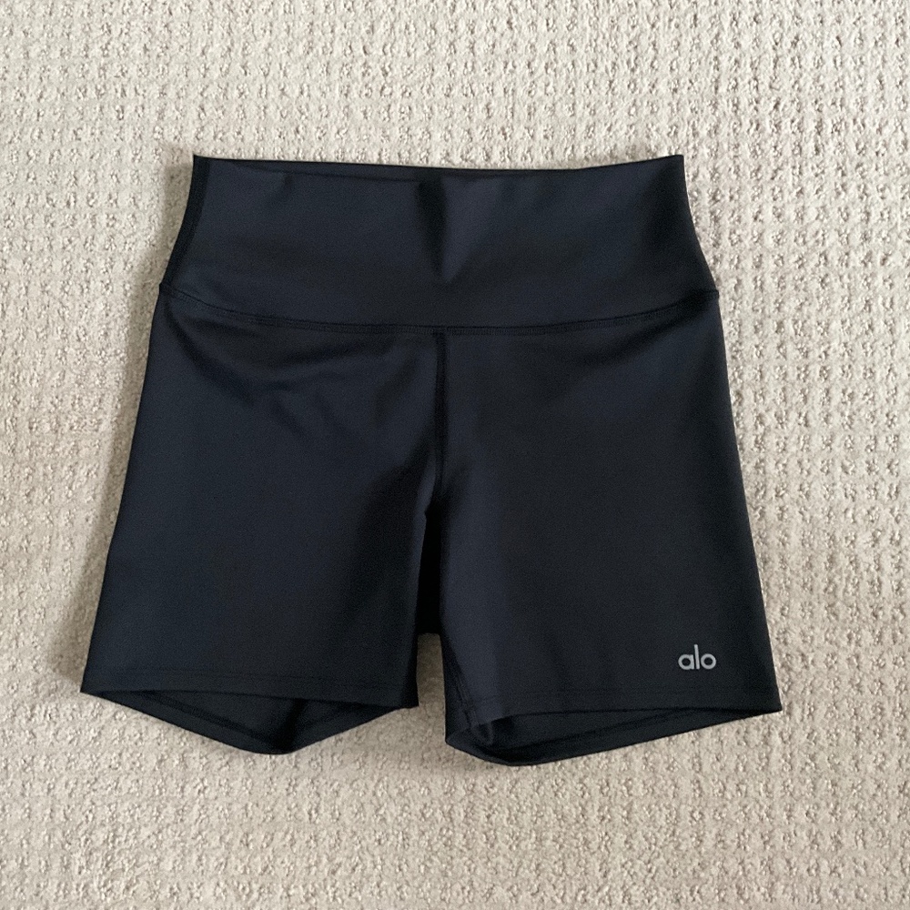 NWOT Alo Yoga 5” Airlift Energy Short